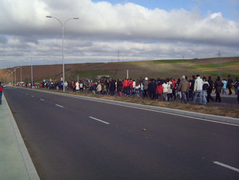 Riada de caminantes en la bajada a la Urbanización Vega de Salamanca.